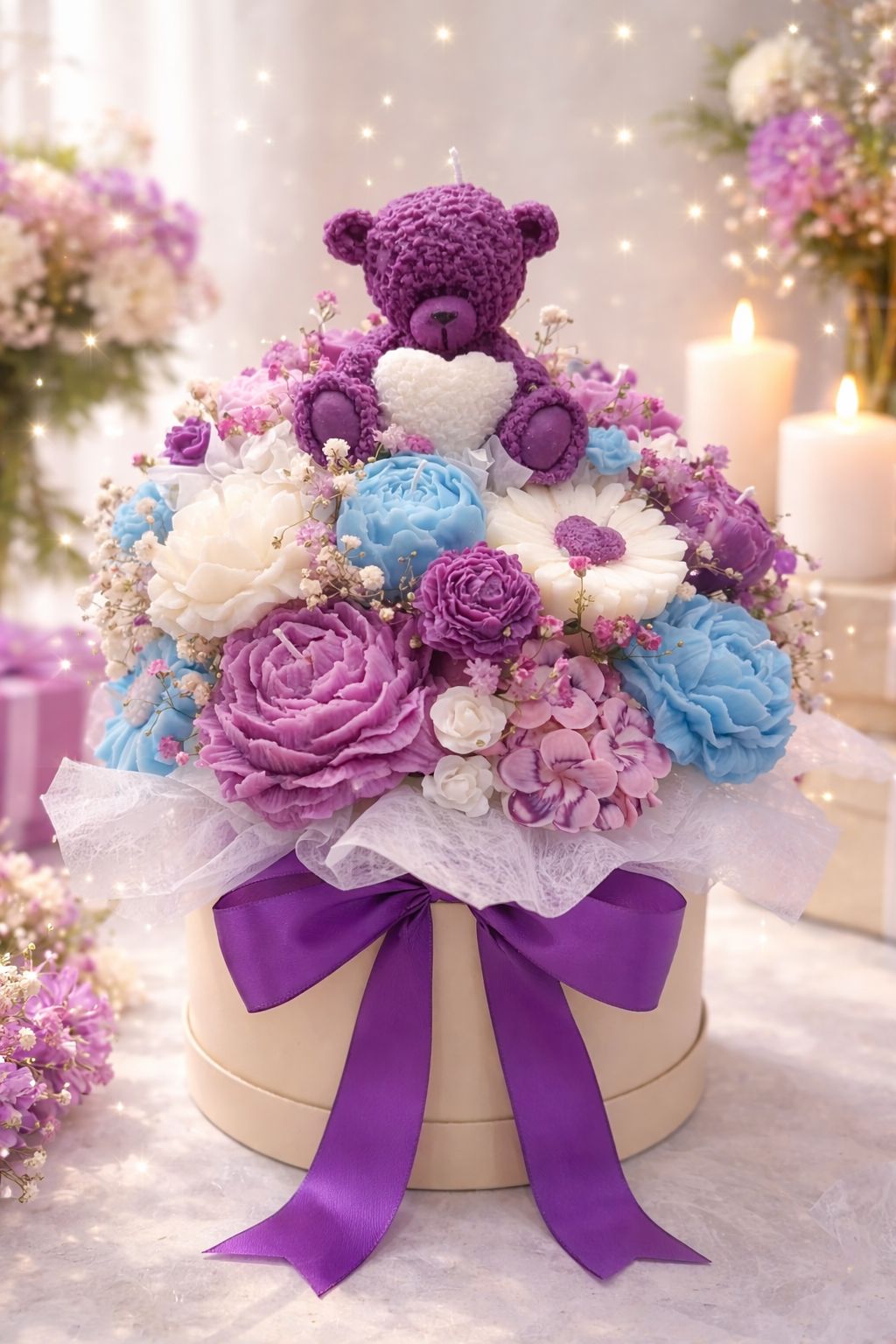 Bouquet de velas florales en tonos lila, blanco y azul con osito morado