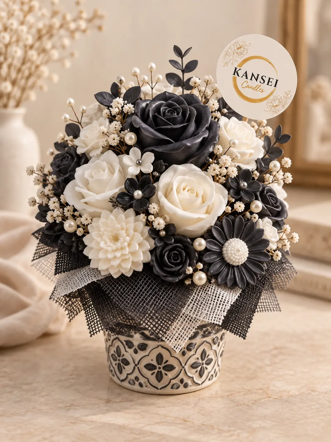 Bouquet In-Yō de flores de cera artesanales en blanco y negro