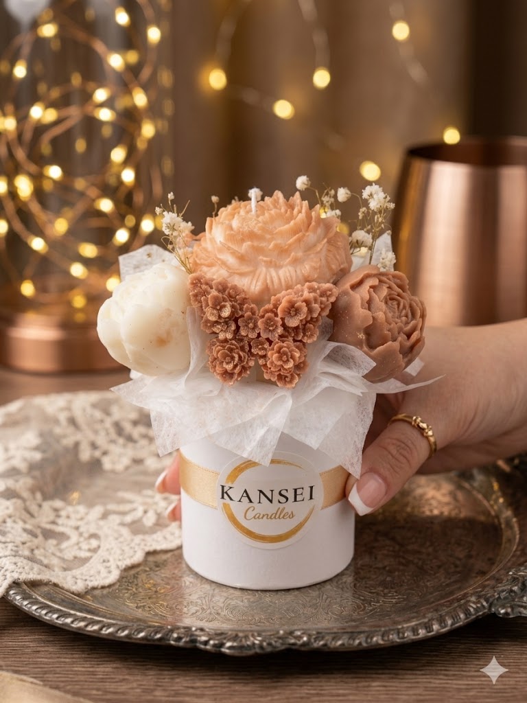 Mini Bouquet Natsukashii de flores de cera en tonos nude y marfil en tarrina blanca con etiqueta Kansei Candles
