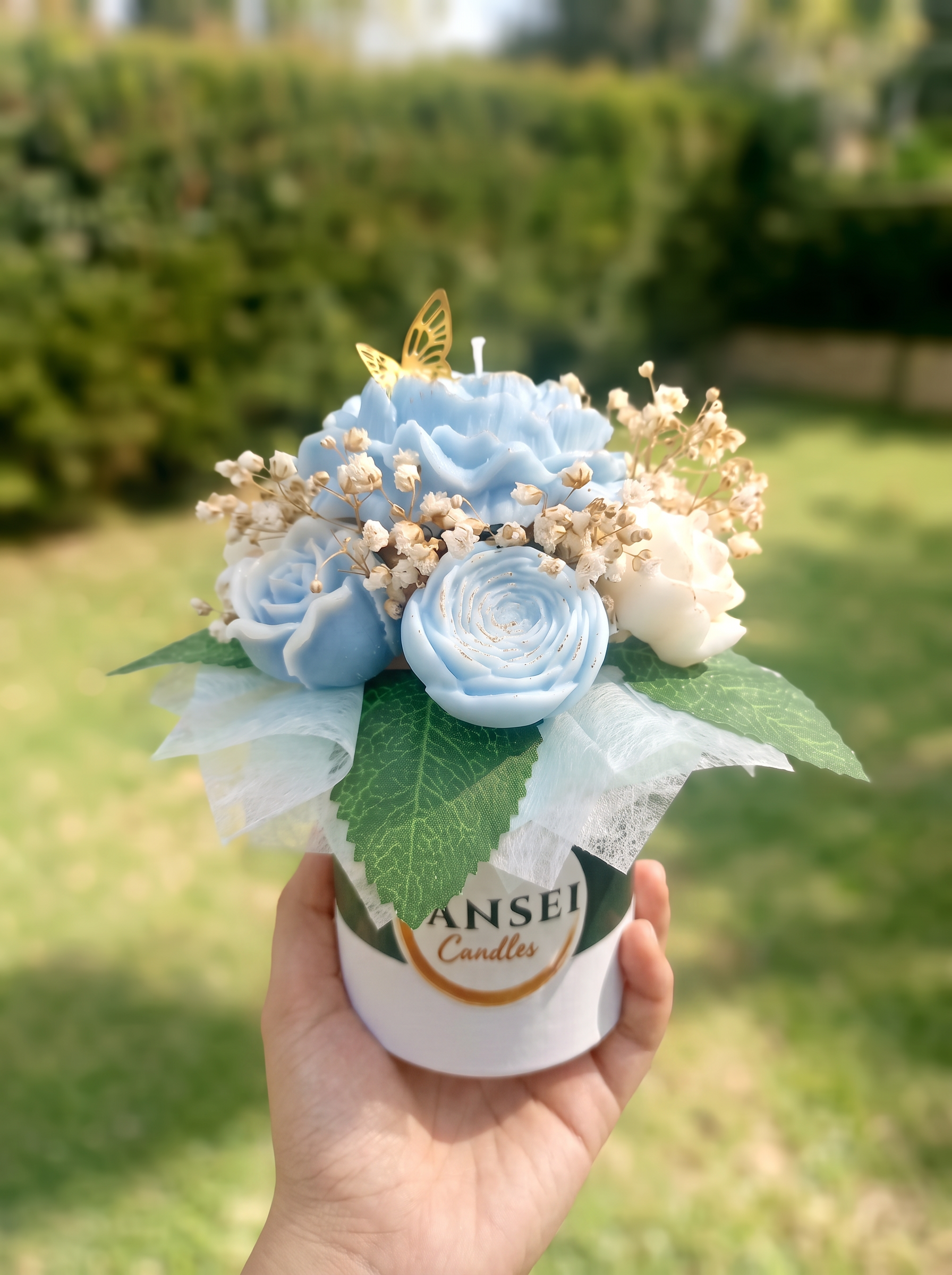 Mini Bouquet Shizuku de flores de cera en azul agua y blanco con mariposa dorada