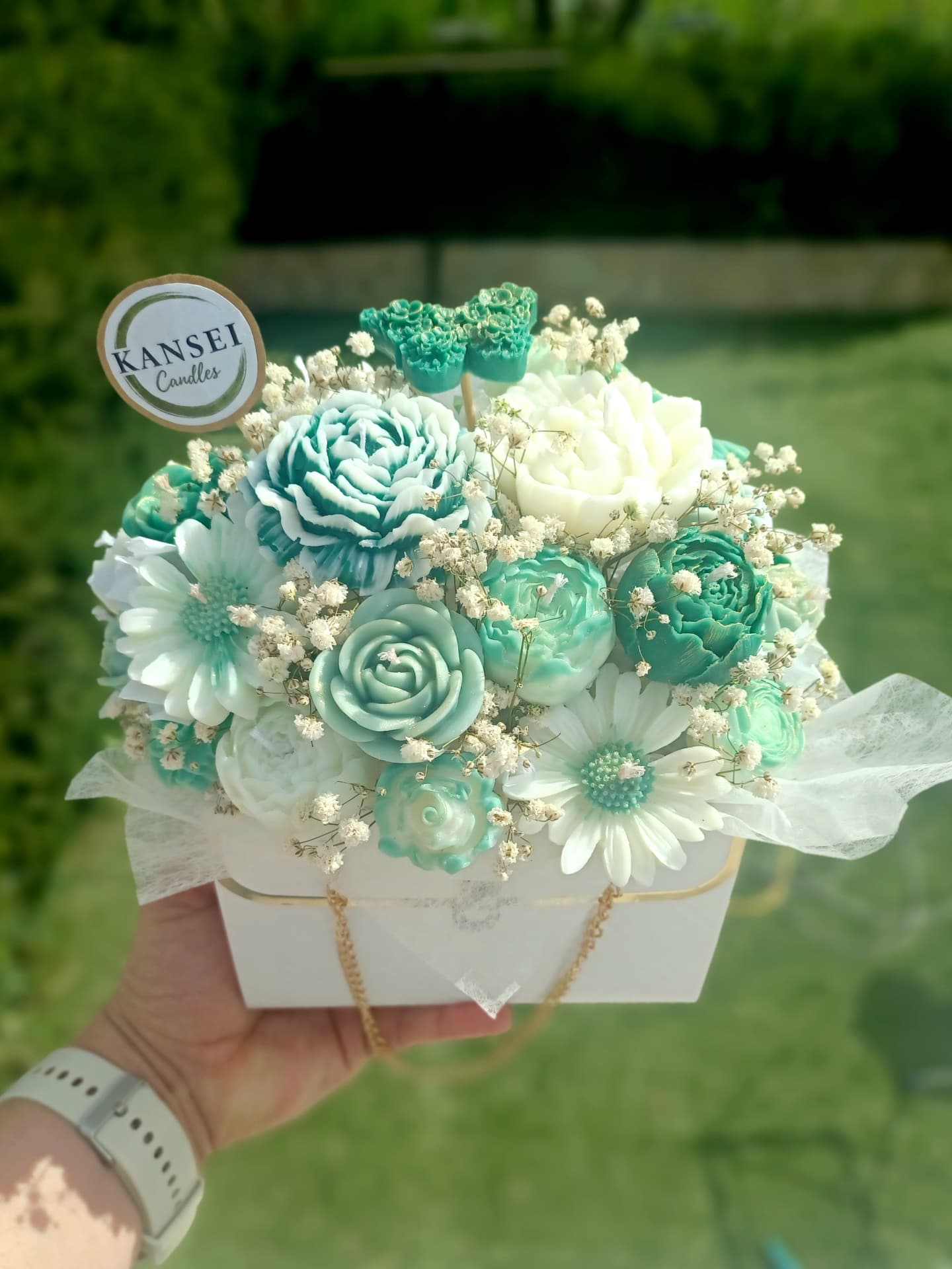 Bouquet Shinryoku de flores de cera artesanales en tonos verdes y blancos