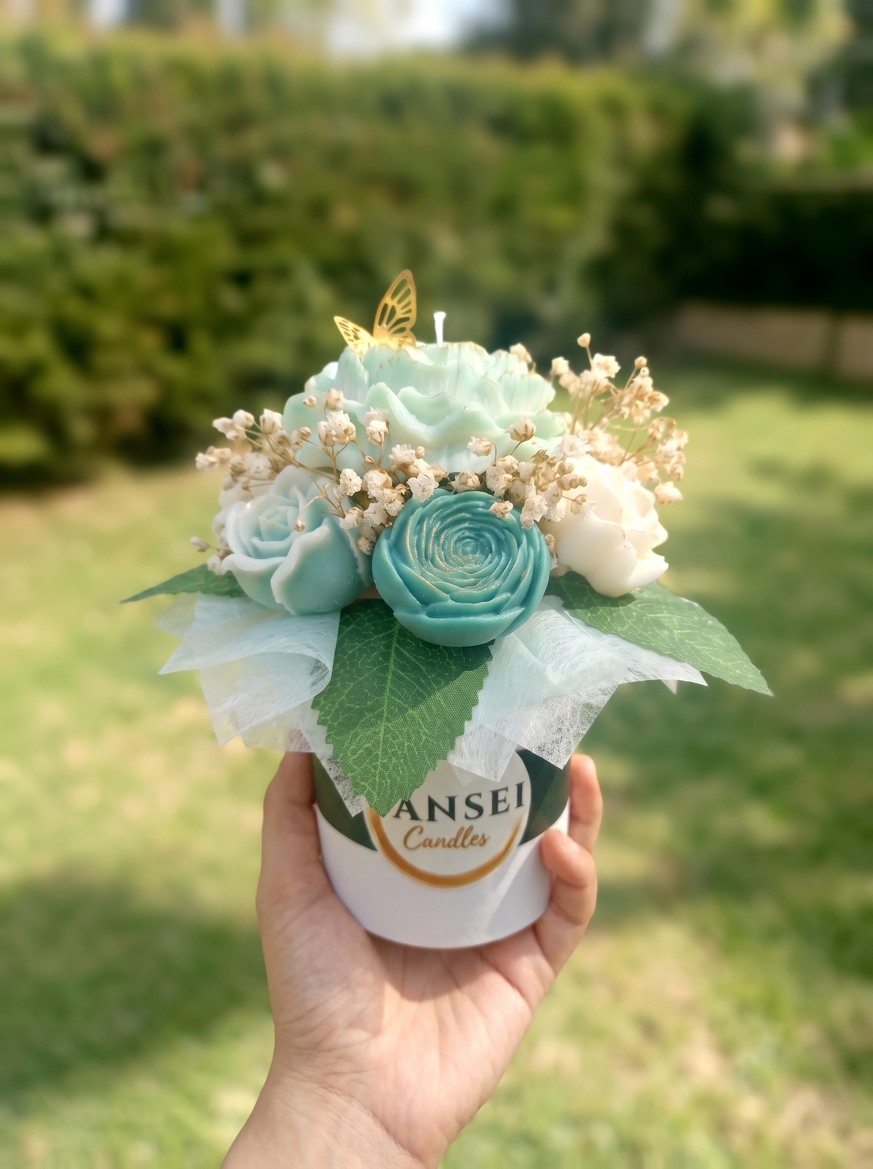Mini Bouquet Shinryoku de flores de cera en verde agua y blanco con mariposa dorada