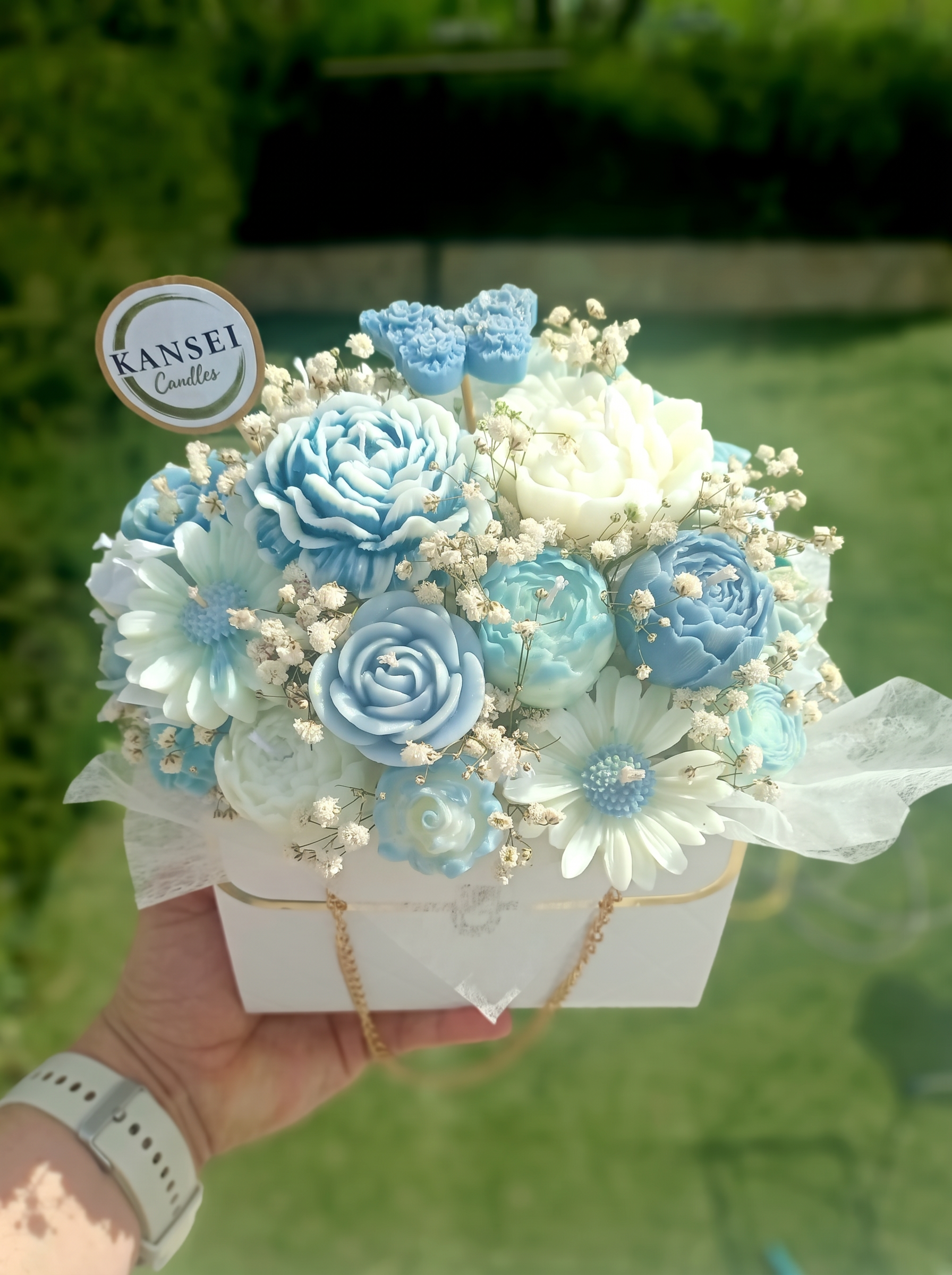 Bouquet de Autor Shizuku de flores de cera en azul suave y blanco con paniculata en caja blanca