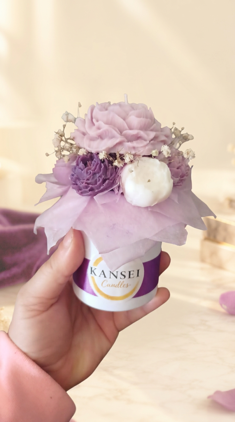 Mini Bouquet Murasaki de flores de cera en tonos lila y morado con vela de peonía sobre base blanca