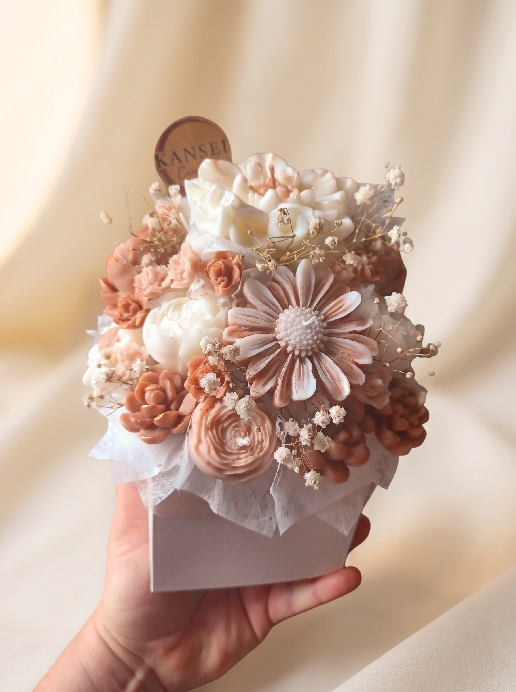Bouquet Esencial Natsukashii de flores de cera nude, rosa empolvado y blanco con paniculata seca