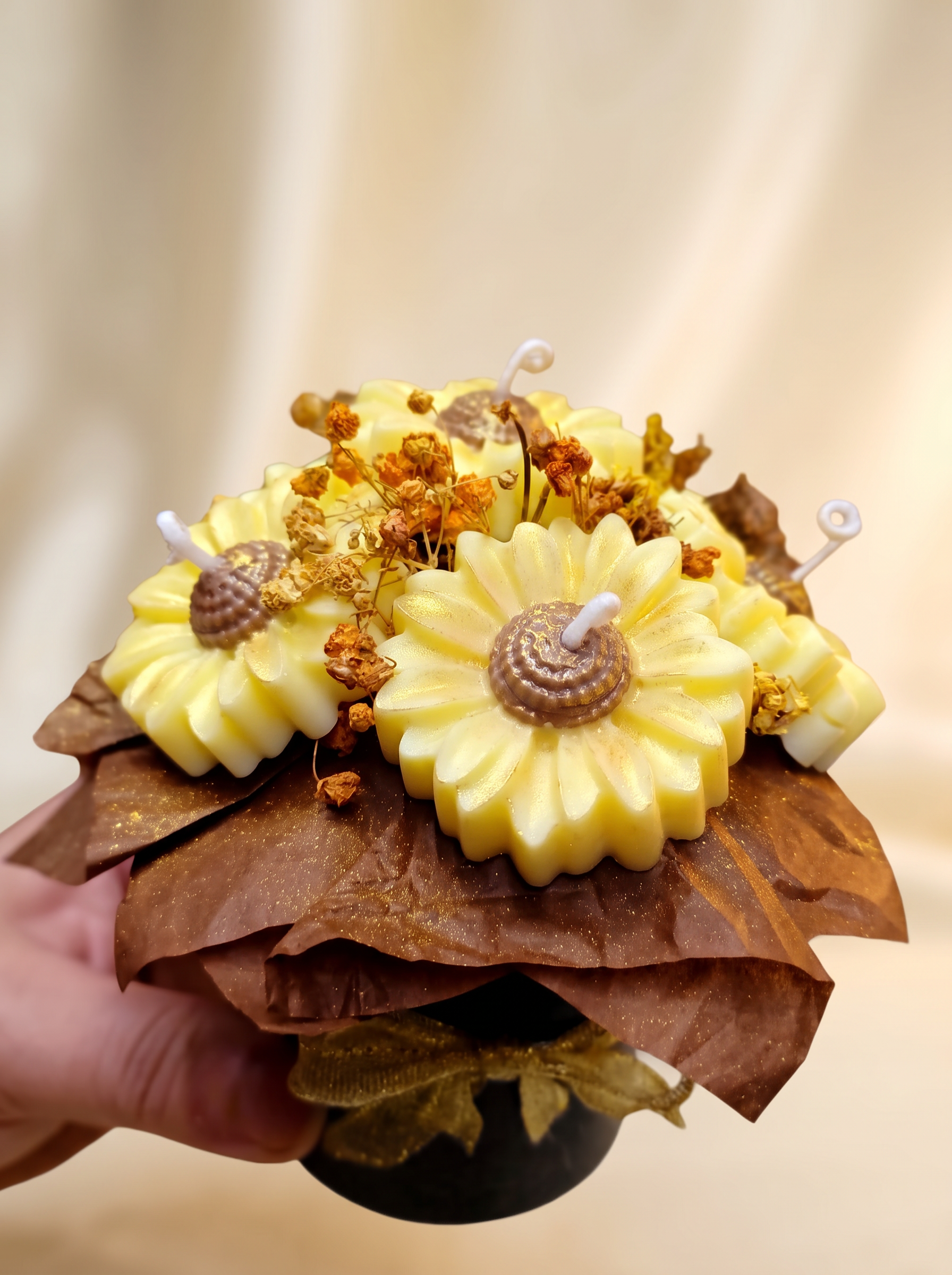 Bouquet Esencial Kogane con velas de cera con forma de girasol amarillo y flores secas