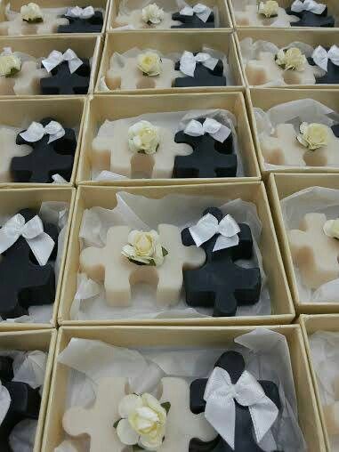 Detalles de invitados en forma de puzzle con rosa blanca