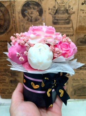 Mini Bouquet Sakura de flores de cera rosas y blancas con vela de peonía en caja negra con lazo