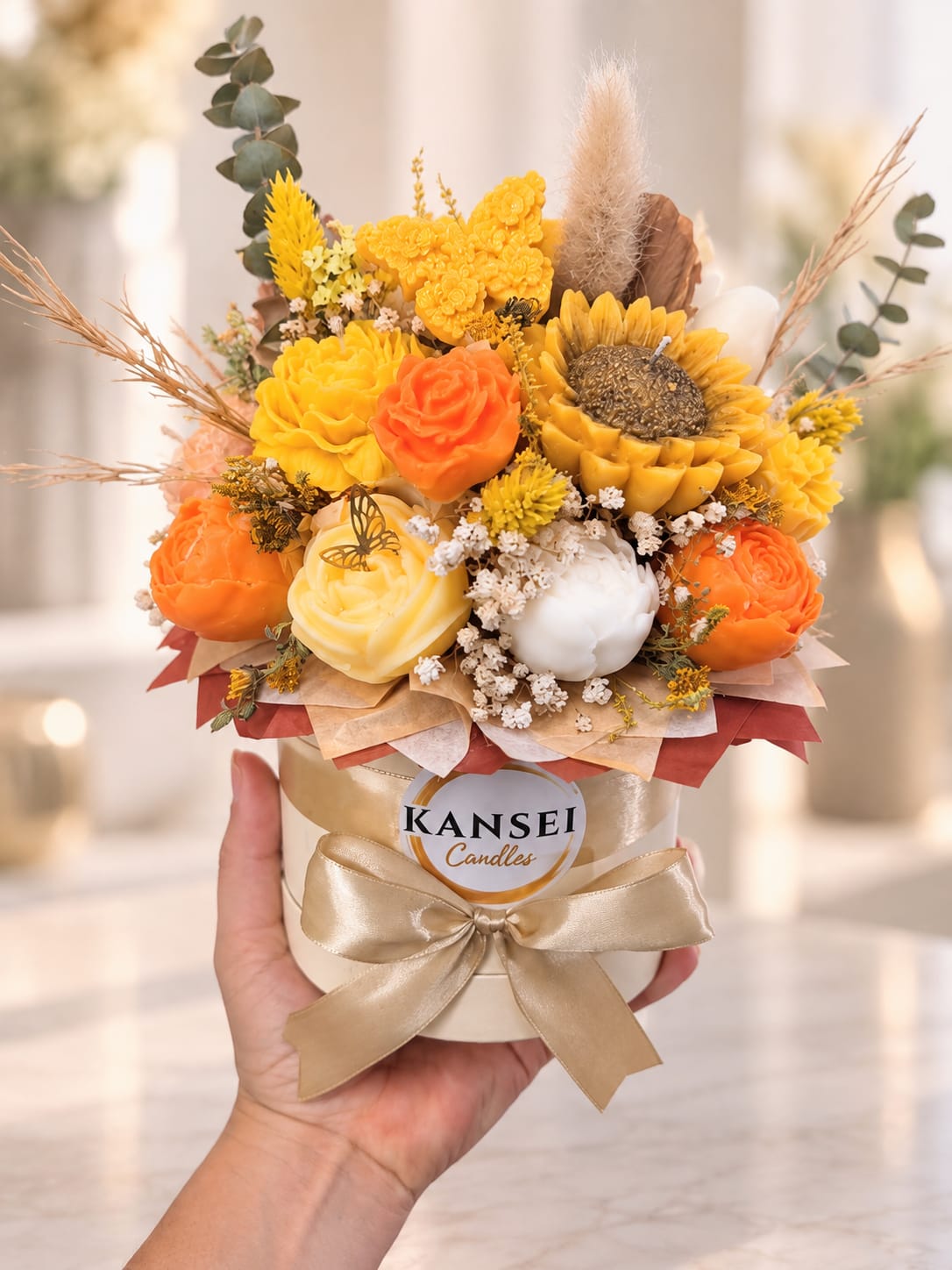 Bouquet Kogane de flores de cera artesanales en tonos amarillos, crema y dorados