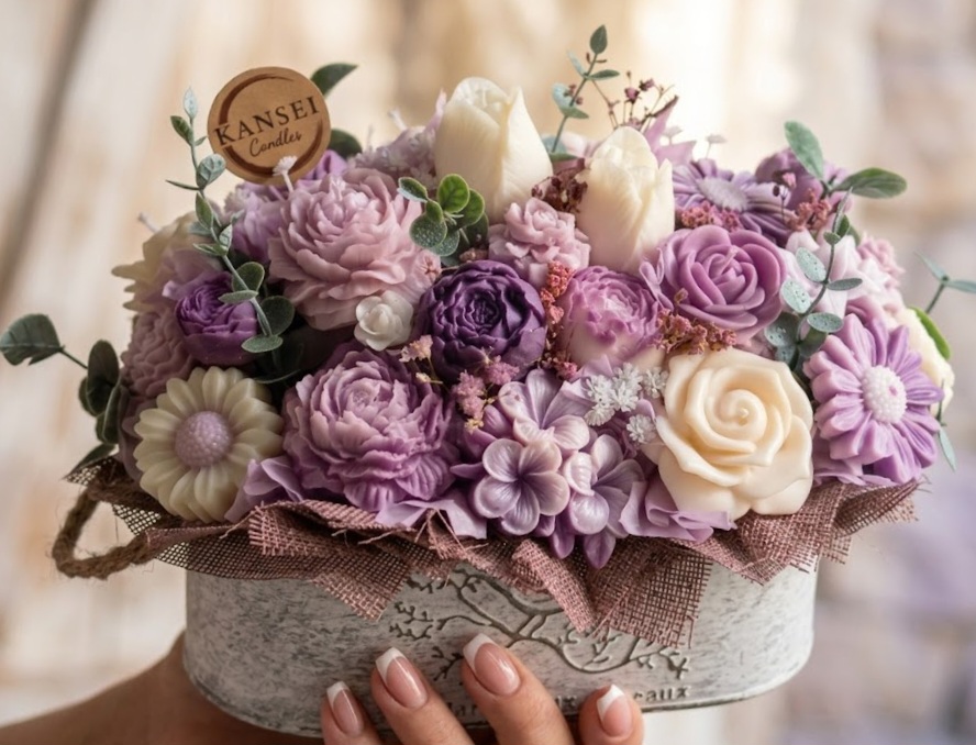 Bouquet de Autor Murasaki de flores de cera lilas, moradas y crema con eucalipto en caja de estilo vintage